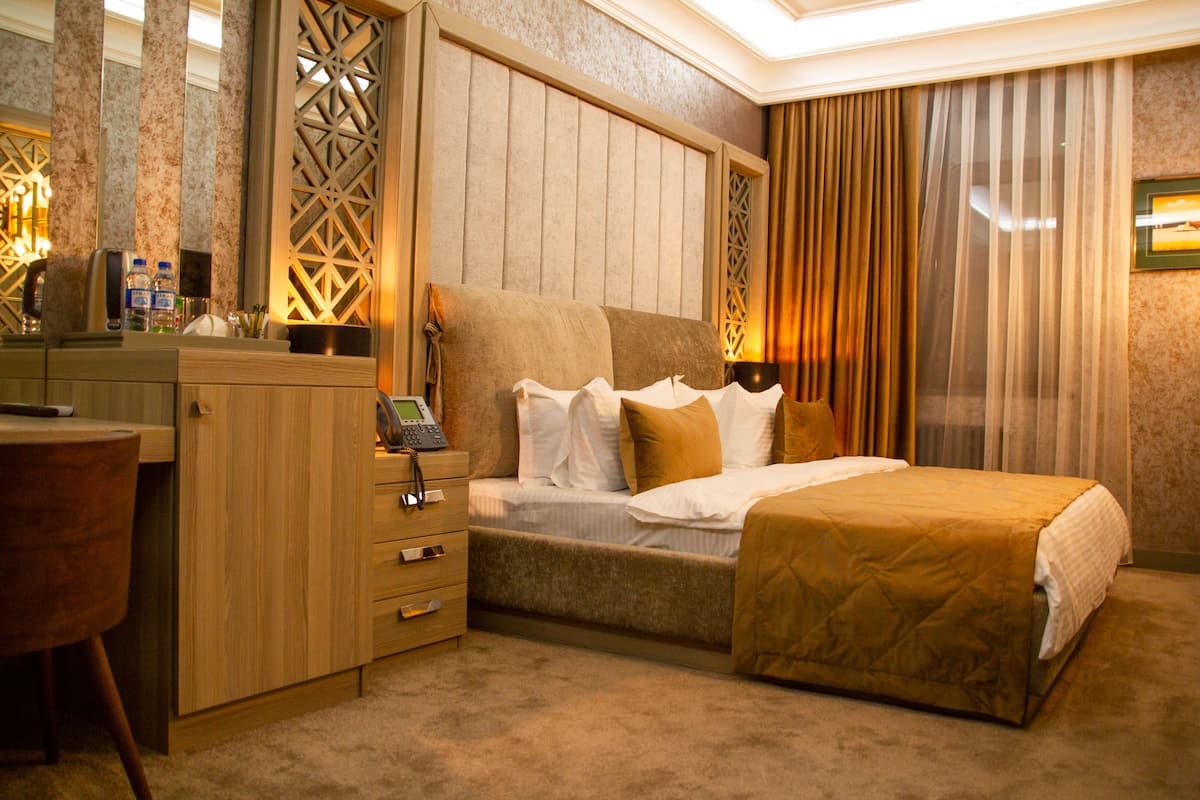 Comfort tweepersoonskamer, 1 kingsize bed | 1 slaapkamer, pillowtop-bedden, een kluis op de kamer