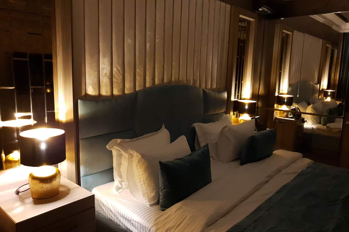 Comfort tweepersoonskamer, 1 kingsize bed | 1 slaapkamer, pillowtop-bedden, een kluis op de kamer