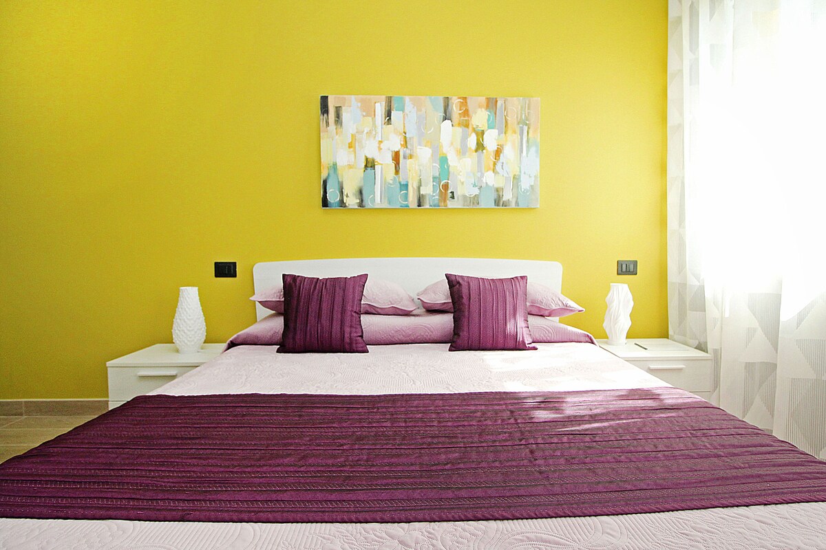 Deluxe driepersoonskamer | Donsdekens, pillowtop-bedden, een minibar, individueel gedecoreerd