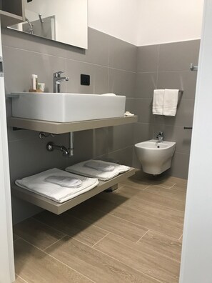 King Deluxe | Bathroom