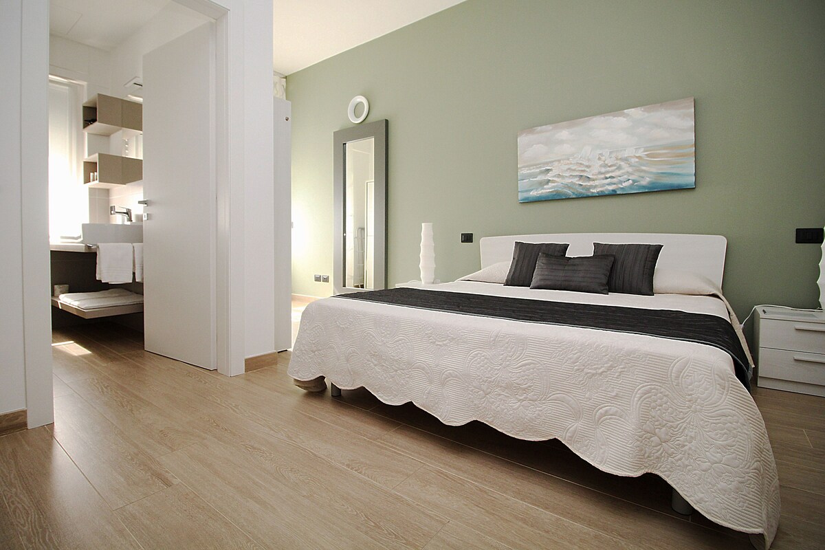 Deluxe vierpersoonskamer | Donsdekens, pillowtop-bedden, een minibar, individueel gedecoreerd