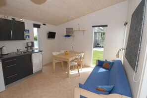 Cabaña superior, balcón | Área de sala de estar | Smart TV