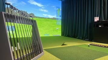 Indoor golf driving range