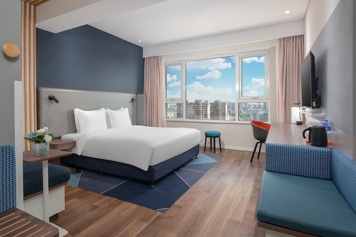 Standard Room, 1 King Bed | In-room safe, desk, soundproofing, cribs/infant beds