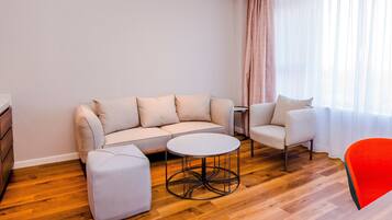 Suite, 1 slaapkamer (Dining) | Een kluis op de kamer, een bureau, een laptopwerkplek