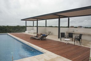 Una piscina al aire libre