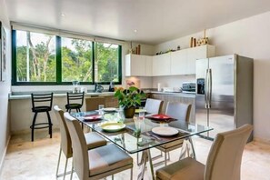 Departamento | Cocina privada | Refrigerador, microondas, horno y parrilla de estufa 