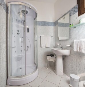 Dusche, Regendusche, Bidet, Handtücher