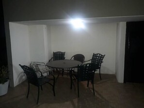 Un pequeño comedor cerrado con una mesa redonda y cuatro sillas.