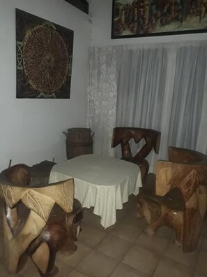 Economy Double Room | Living area