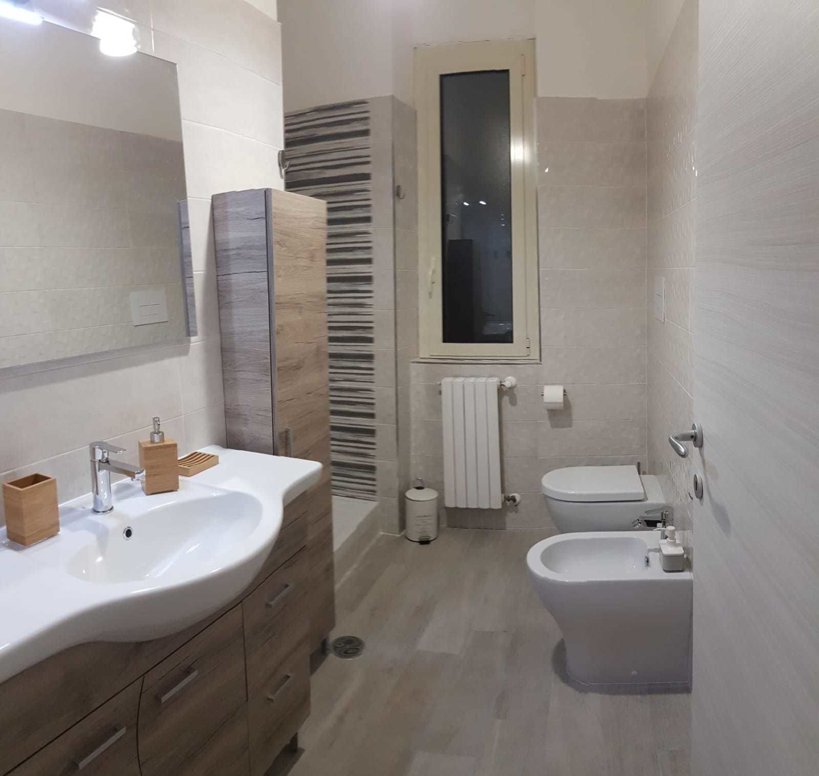 Un baño moderno con un tocador grande, un inodoro y un bidé.