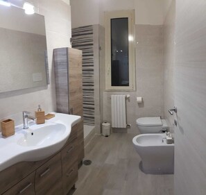 A modern bathroom with a large vanity, a toilet, and a bidet. - Edelweiss B&B (Salerno)