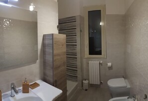 Shower, free toiletries, hair dryer, bidet - Edelweiss B&B (Salerno)