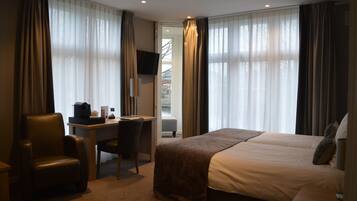 Superior Double Room, River View (Torenkamer) | 1 bedroom, minibar, desk, blackout curtains
