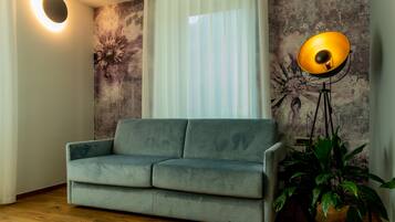 Junior-Studiosuite | Zimmersafe, schallisolierte Zimmer, Bügeleisen/Bügelbrett