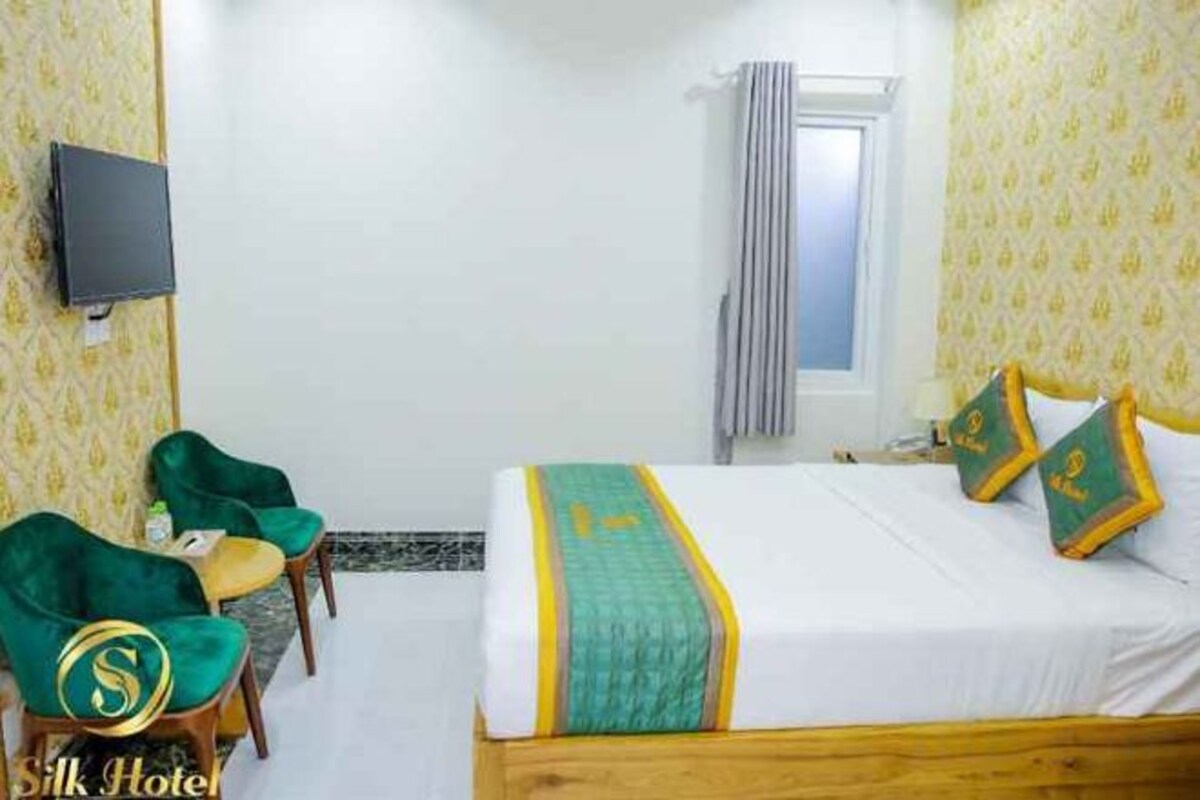Minibar, desk, WiFi (free), bed sheets