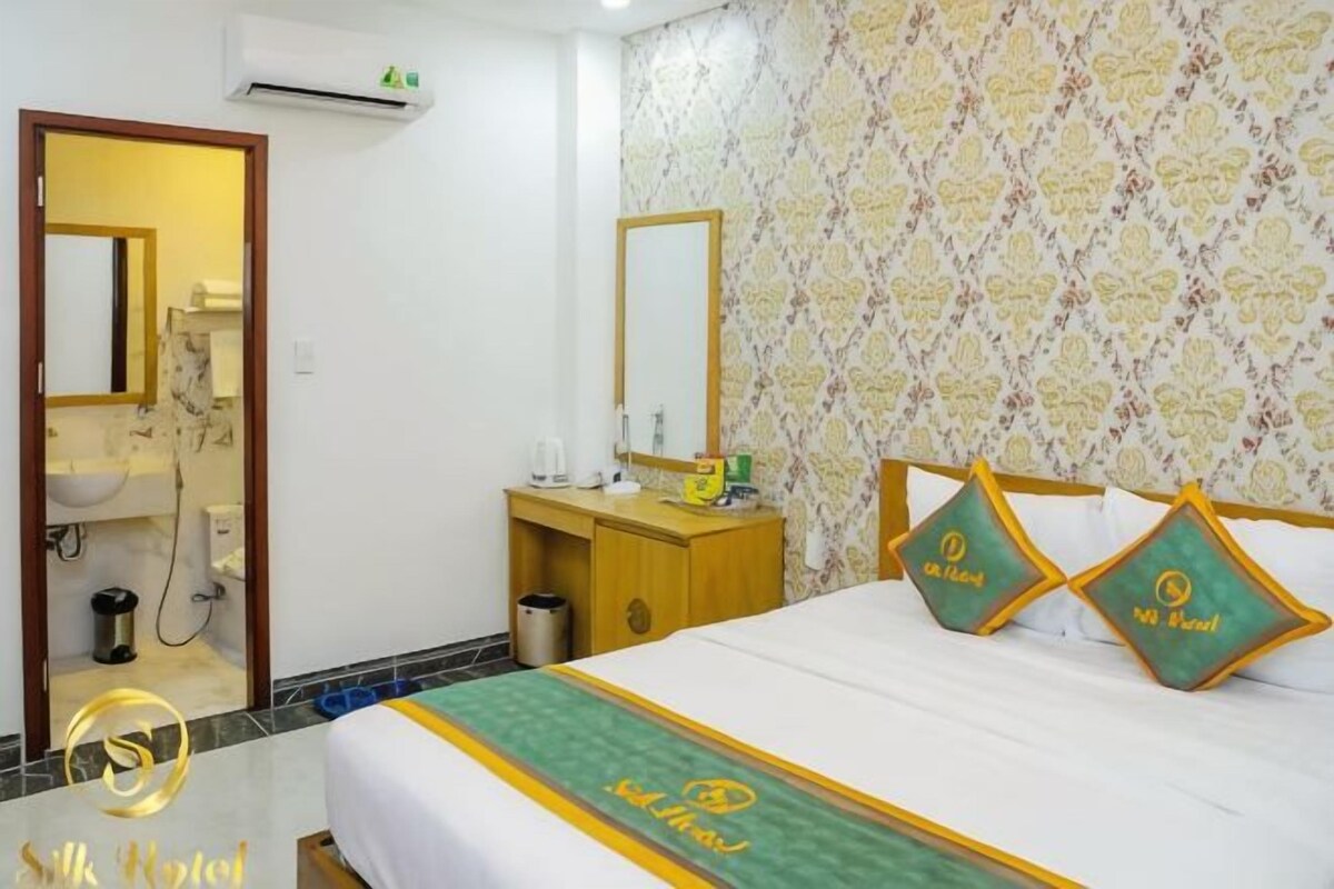 Minibar, desk, WiFi (free), bed sheets