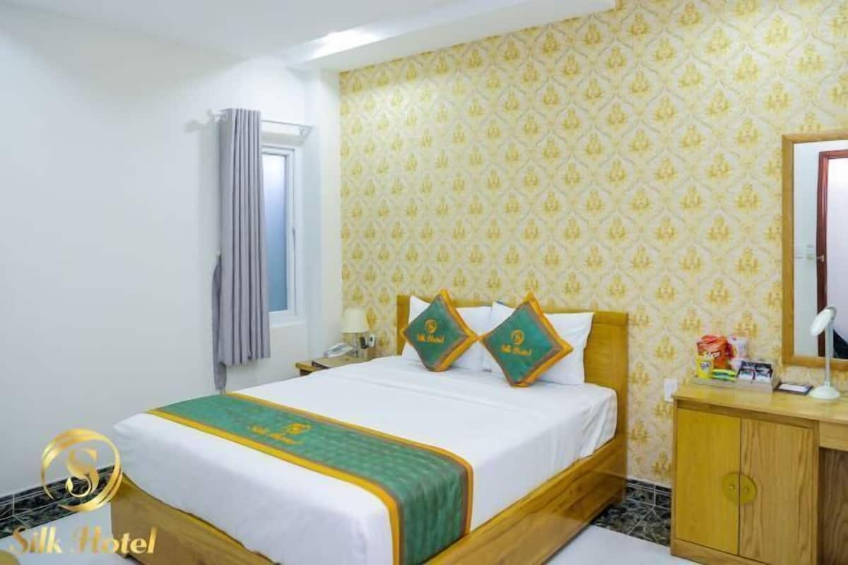 Minibar, desk, free WiFi, bed sheets