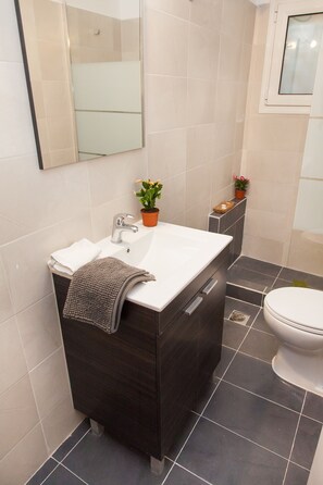 Apartment | Bathroom | Shower, free toiletries, hair dryer, towels - Glyfada Square Modern And Cozy Apartment (Glyfada)