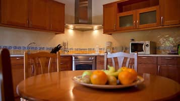 House, 2 Bedrooms (Casa da Vinha) | Private kitchen | Full-sized fridge, microwave, oven, stovetop