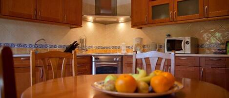 Refrigerador con freezer, microondas, horno, placa de cocina