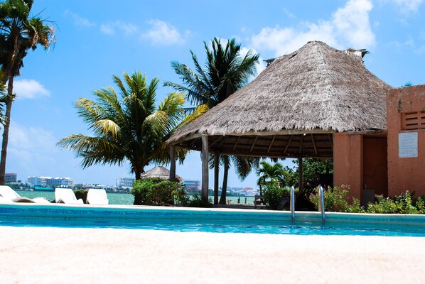 Una piscina al aire libre