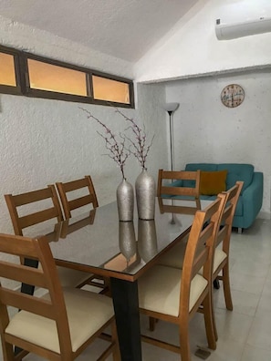 Family Bungalow | In-room dining - Pok-Ta-Pok Guest House (Cancun)