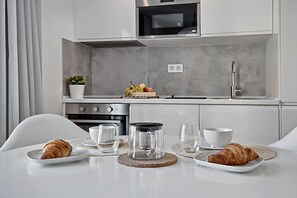 42-inch flat-screen TV with cable channels, LED TV - Carihuela Suites (Torremolinos)