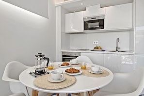 Full-sized fridge, oven, stovetop, coffee/tea maker