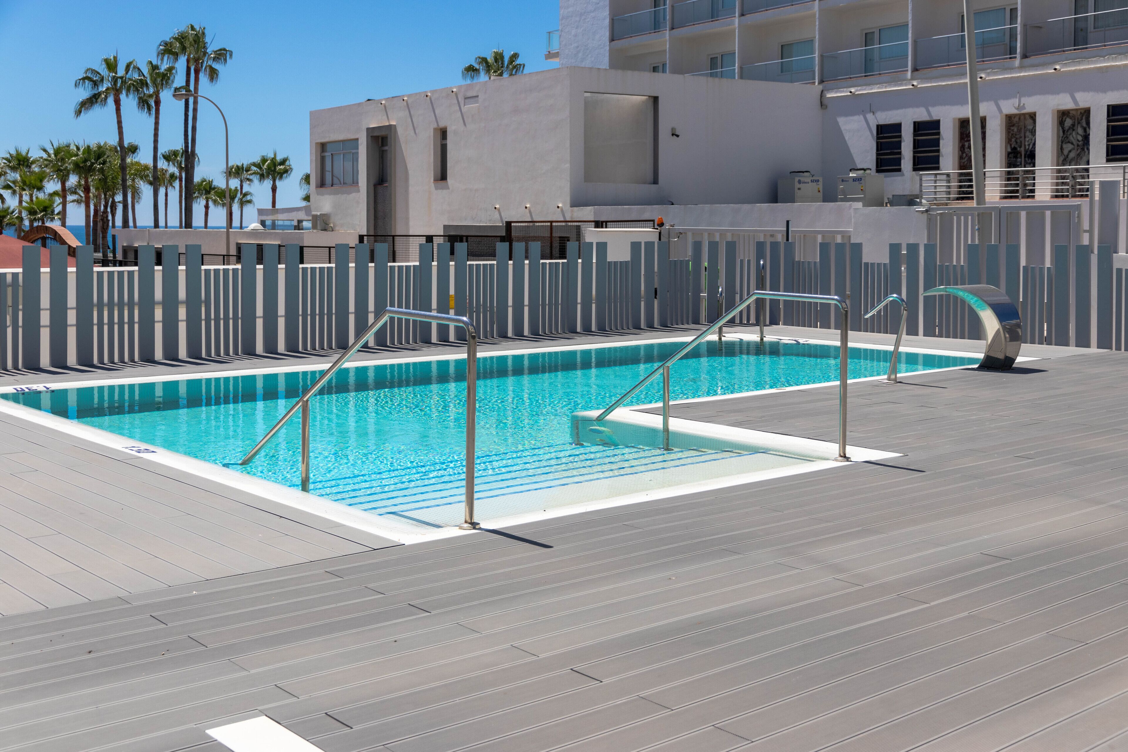 حمّام سباحة خارجي، مفتوح من 10 صباحاً إلى 8:00 مساءً، مقاعد للتشمس