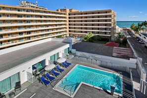 Piscine extérieure, chaises longues