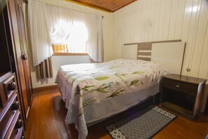 Casa | Tabla de planchar con plancha, wifi gratis y ropa de cama 