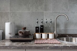 Classic-Apartment | Eigene Kochnische | Kühlschrank, Herdplatte, Wasserkocher, Kochgeschirr/Geschirr/Besteck
