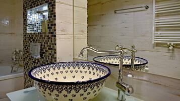 Superior Double or Twin Room (3) | Bathroom | Free toiletries, hair dryer, towels