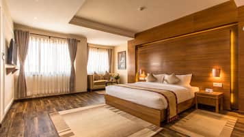 Junior Suite | In-room safe, rollaway beds, free WiFi, bed sheets