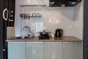 Design Apartment | Private kitchenette | Stovetop, electric kettle, cookware/dishes/utensils