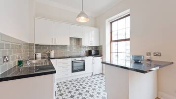 Apartment, 2 Bedrooms | Private kitchen | Fridge, microwave, oven, stovetop