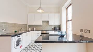 Apartment, 2 Bedrooms | Private kitchen | Fridge, microwave, oven, stovetop