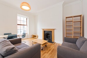 Apartamento, 2 quartos | Área de estar