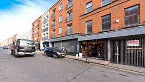 A street with a black truck labeled "Guinness" parked on the side. - The Enya Suite - hiphipstay (Dublin)