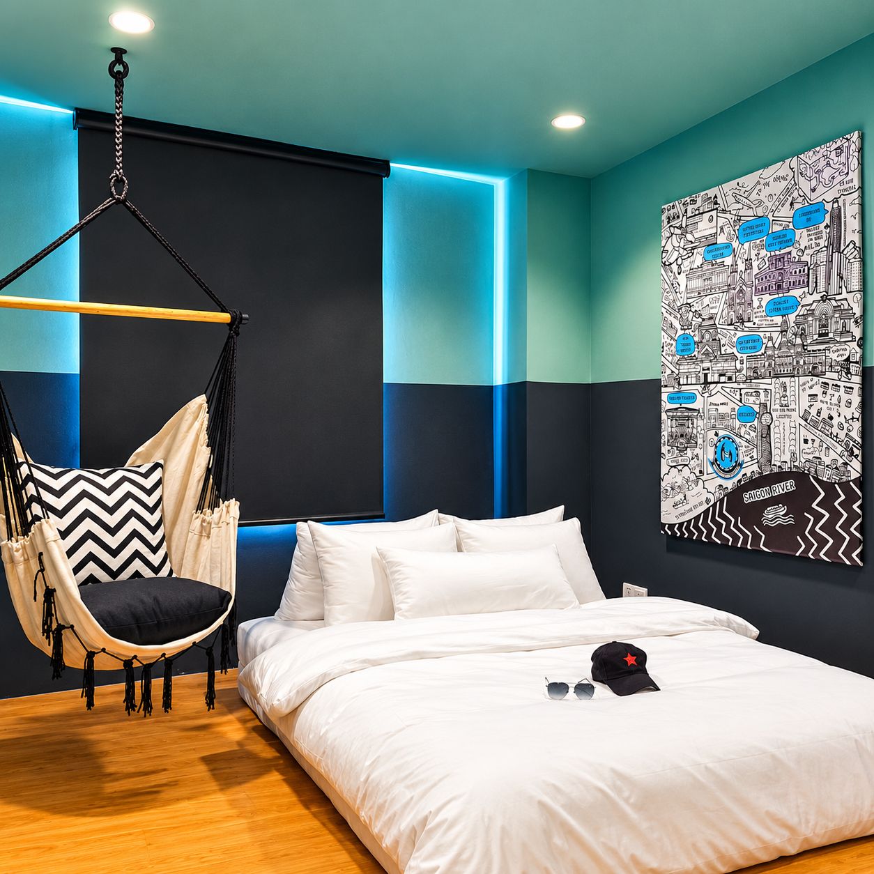 Ein modernes Schlafzimmer mit Hängesessel, einem Bett mit weißer Bettwäsche und Stadtbild-Wandkunst.