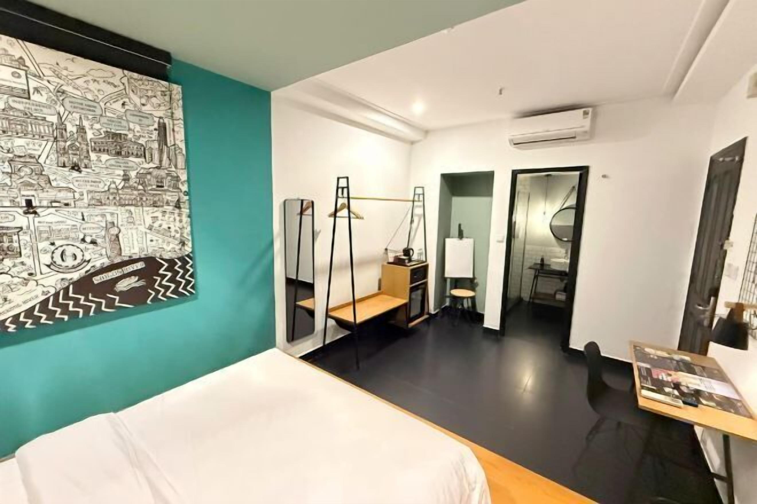 Premium bedding, down duvets, minibar, in-room safe