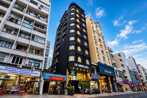 Un hotel con fachada curva, varios balcones y un letrero que indica que es The Hannock Hotel.