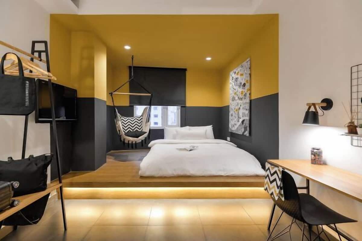 Premium bedding, down duvets, minibar, in-room safe
