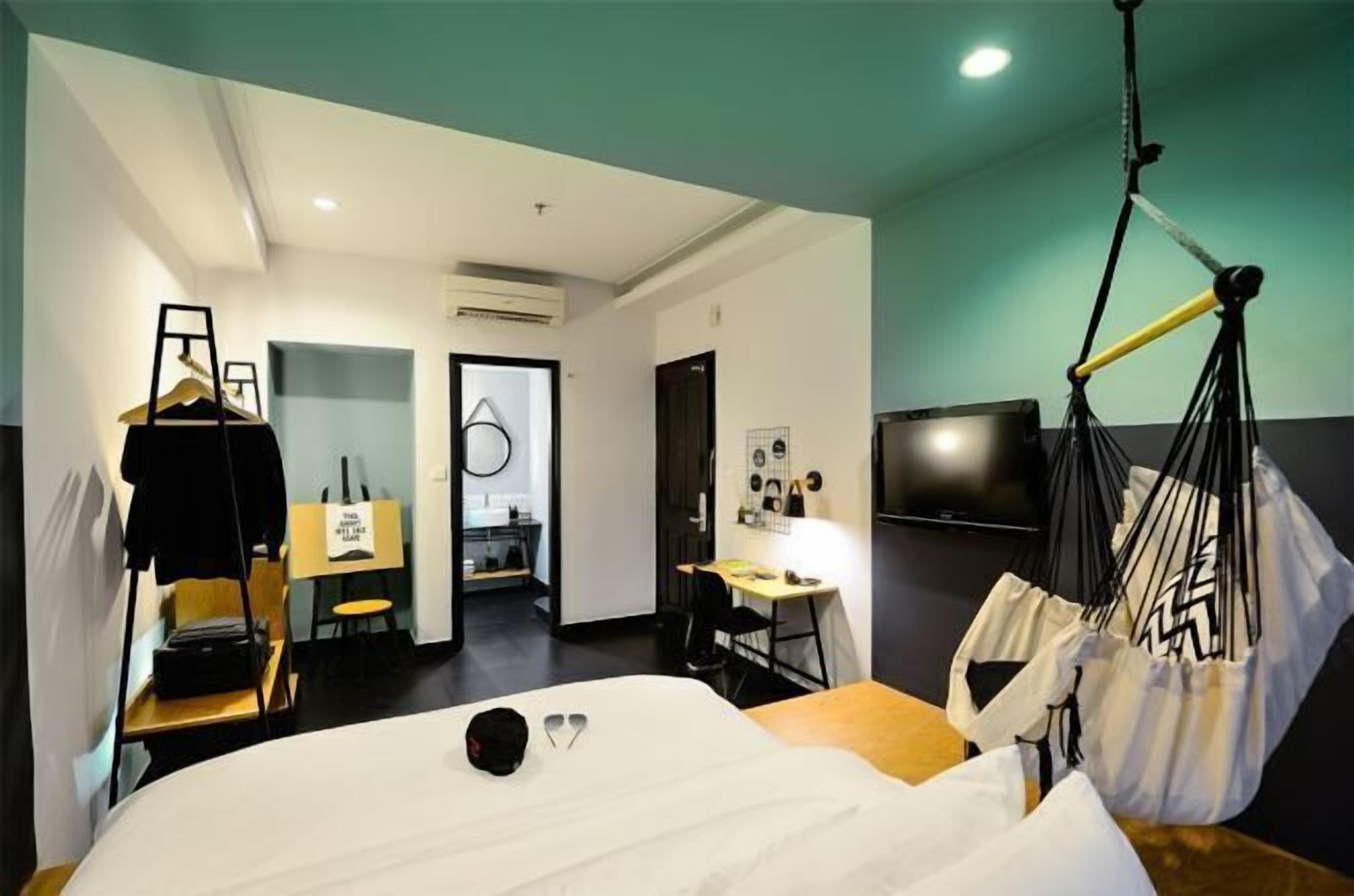 Premium bedding, down duvets, minibar, in-room safe