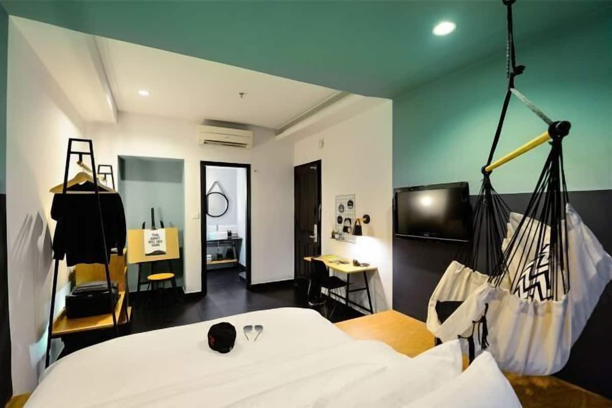 Premium bedding, down duvets, minibar, in-room safe