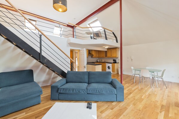 아파트, 침실 2개 | 거실 공간 | 평면 TV