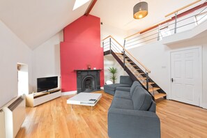 아파트, 침실 2개 | 거실 공간 | 평면 TV