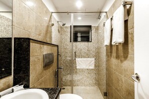 Shower, free toiletries, bidet, towels - Saaral Residency (Chennai)