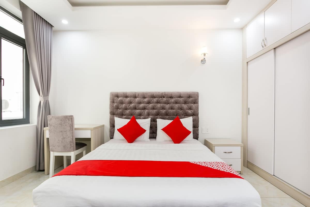Desk, free WiFi, bed sheets